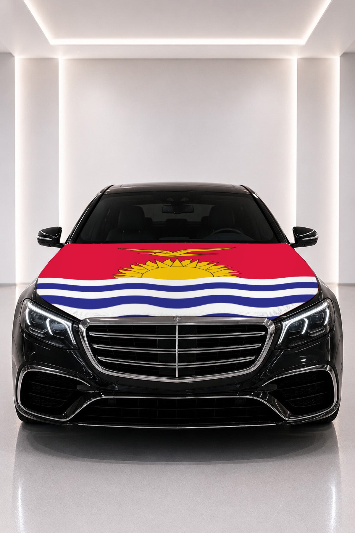 Couvre-capot drapeau des Kiribati posé sur le capot d’une voiture noire