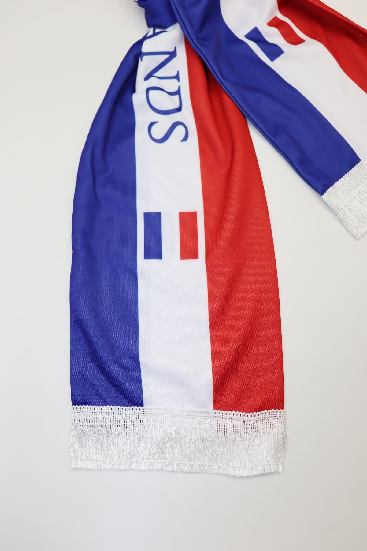 Écharpe de Supporter Satin – Drapeau des Pays-Bas en gros plan — tissu aspect satin, impression et frange blanche