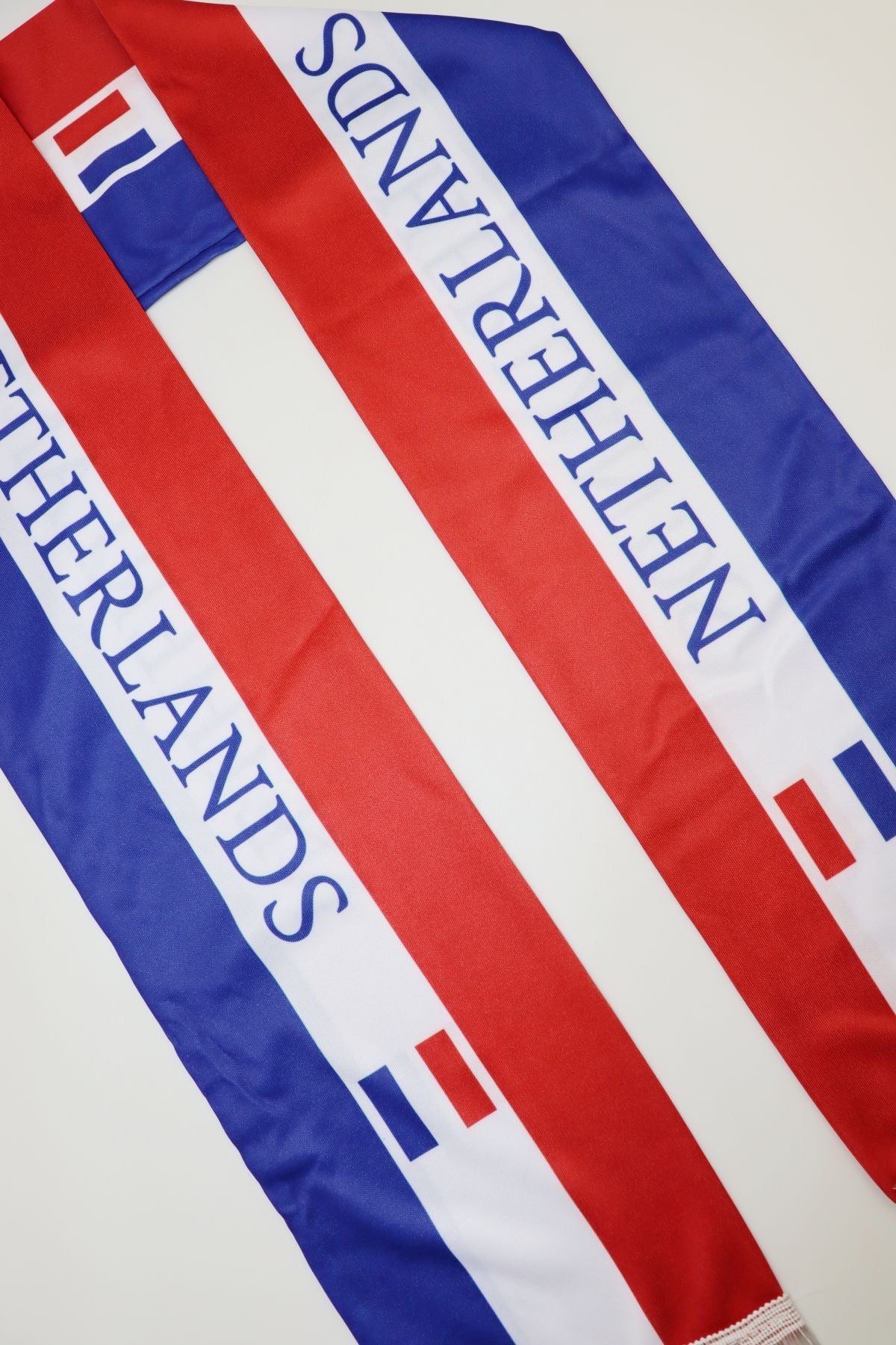 Écharpe de Supporter Satin – Drapeau des Pays-Bas en détail — inscription NETHERLANDS et impression du drapeau