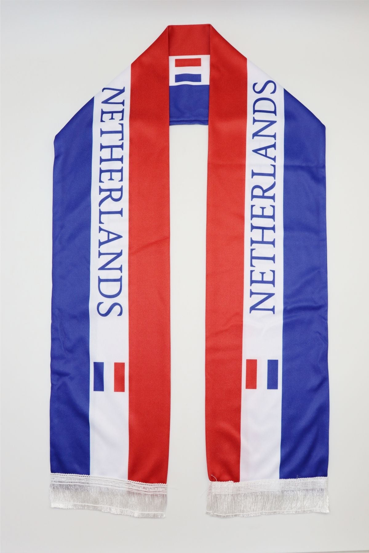 Écharpe de Supporter Satin – Drapeau des Pays-Bas à plat, sur toute la longueur — inscription NETHERLANDS et franges blanches