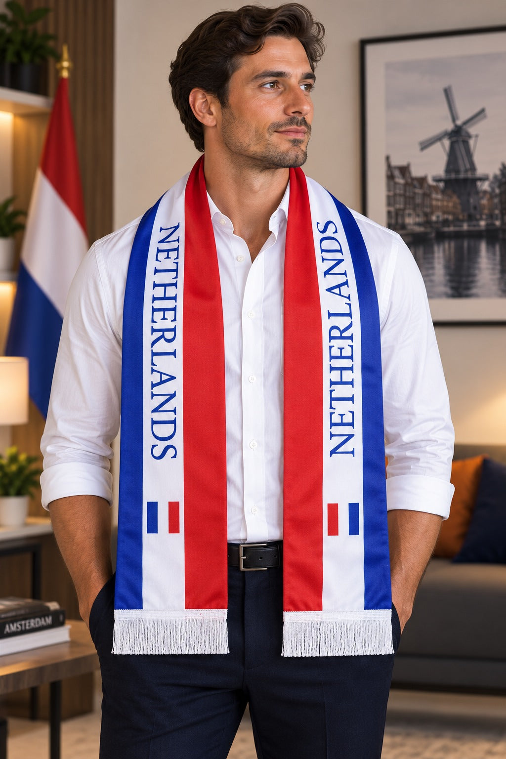 Écharpe de Supporter Satin – Drapeau des Pays-Bas portée autour du cou par un homme en chemise blanche
