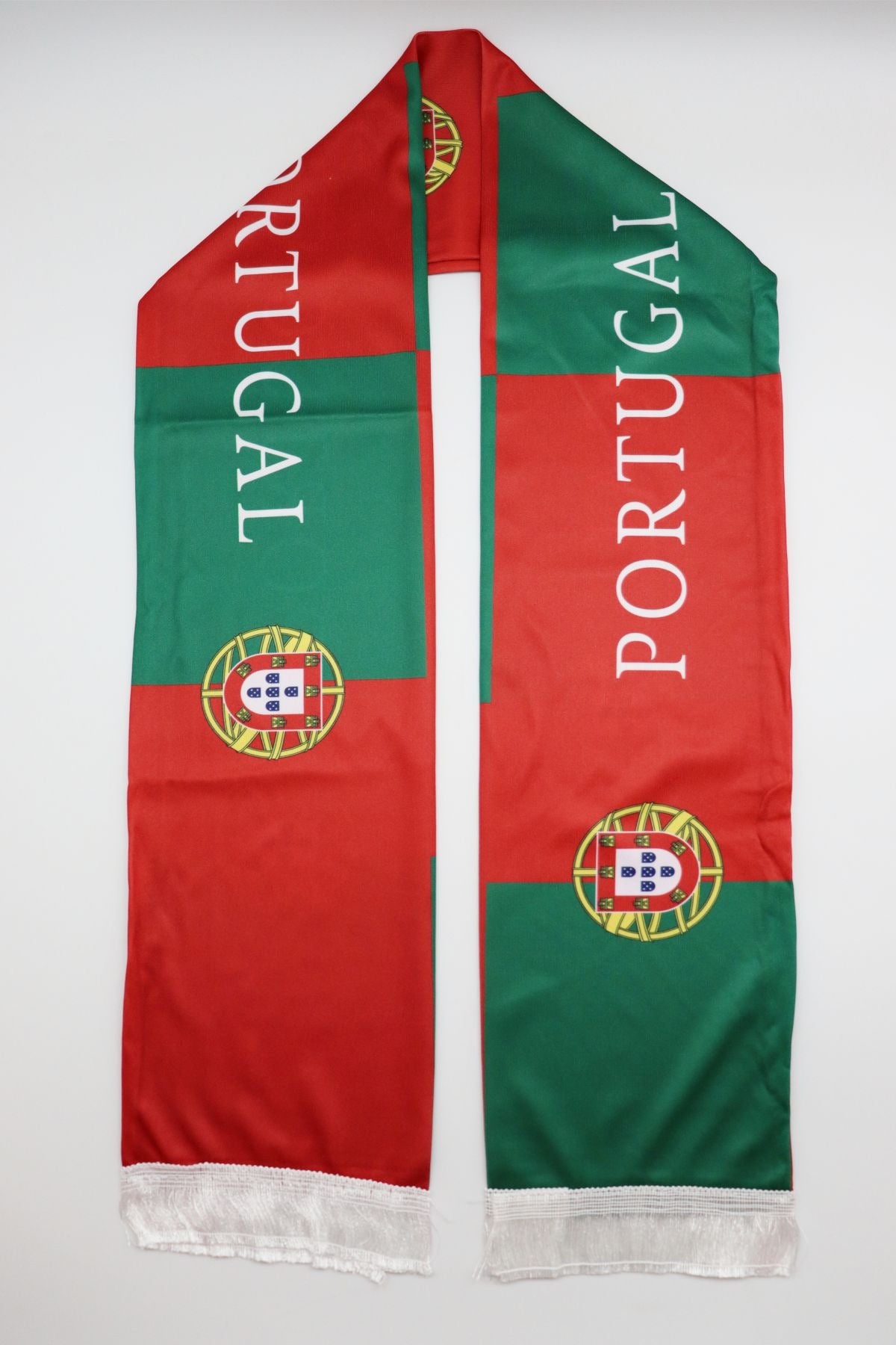 Écharpe de Supporter Satin – Drapeau du Portugal à plat, sur toute la longueur — inscription PORTUGAL et franges blanches