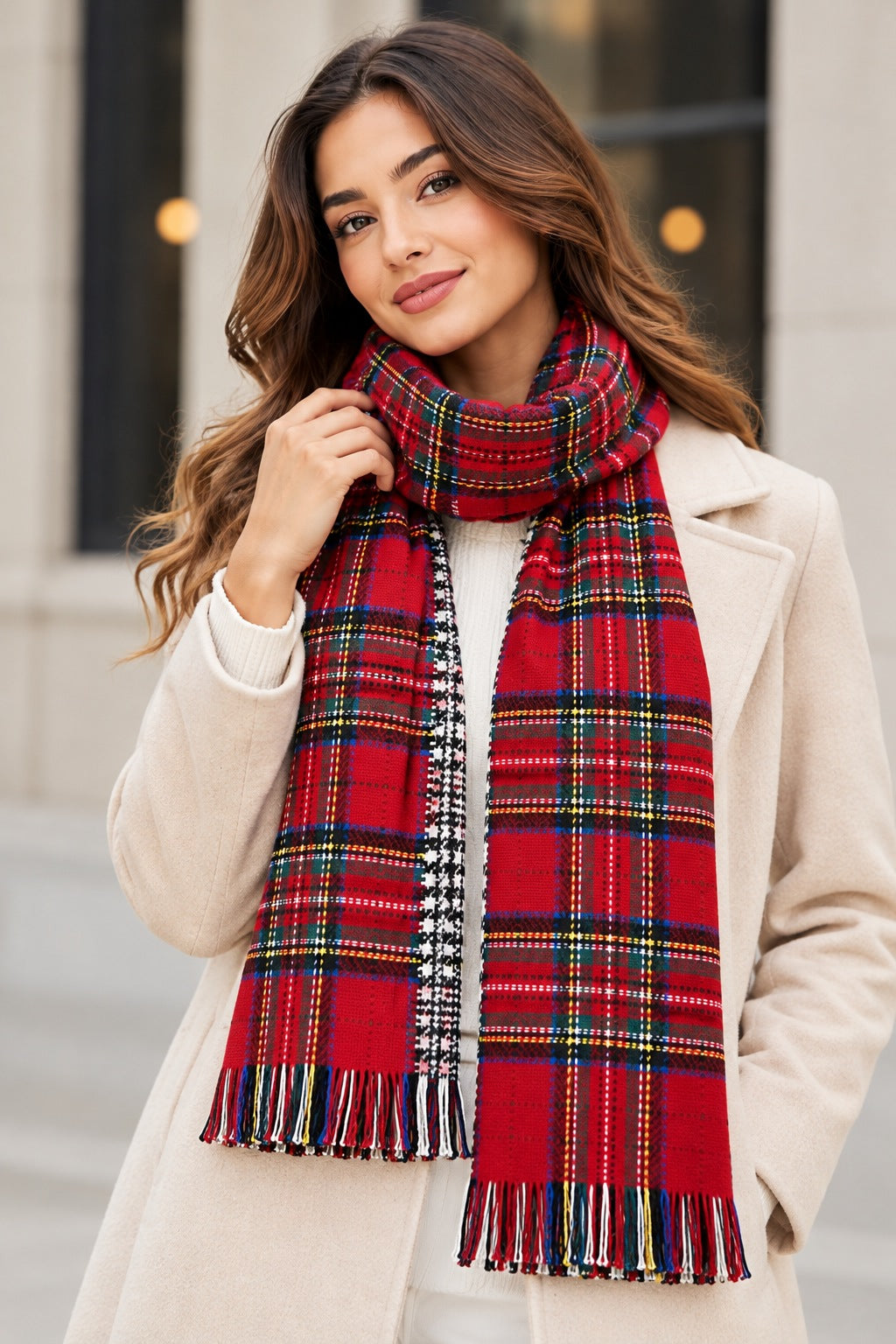 Écharpe à carreaux rouge à franges multicolores sur une femme en manteau beige