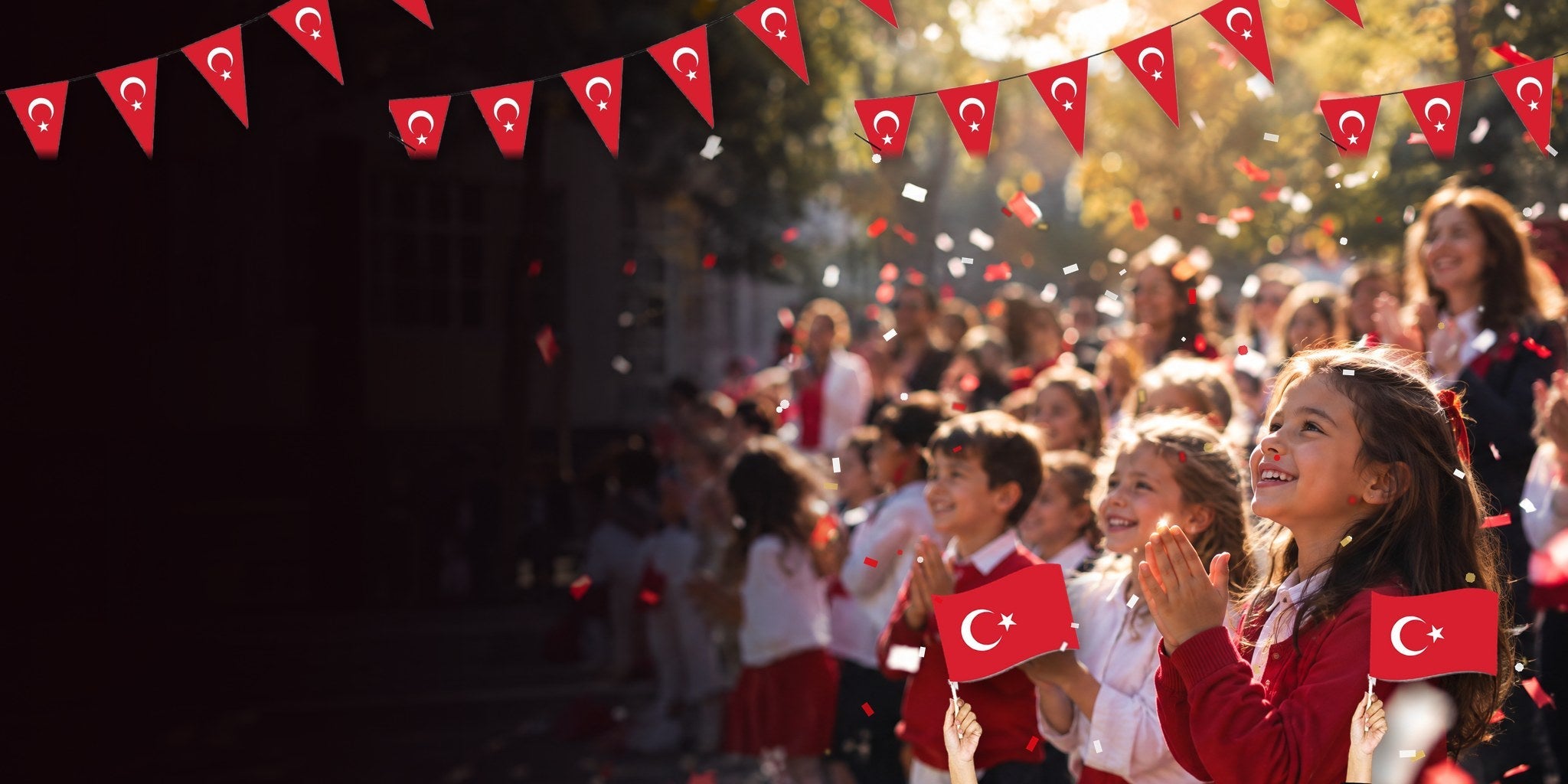 29 Ekim Cumhuriyet Bayramı kutlaması: Türk bayrakları ve süsleme bayraklarıyla okul bahçesi — Turkish Republic Day celebration with Turkish flags and bunting
