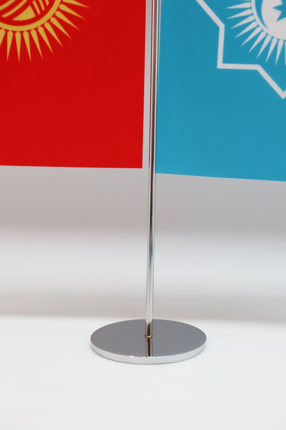 Logo Printed T-Shaped Desk Flag with chrome poles, 15 × 22.5 cm flags on a weighted base (4)