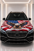 Couvre-capot de voiture aigle et drapeau américain — housse imprimée posée sur le capot d’une voiture noire