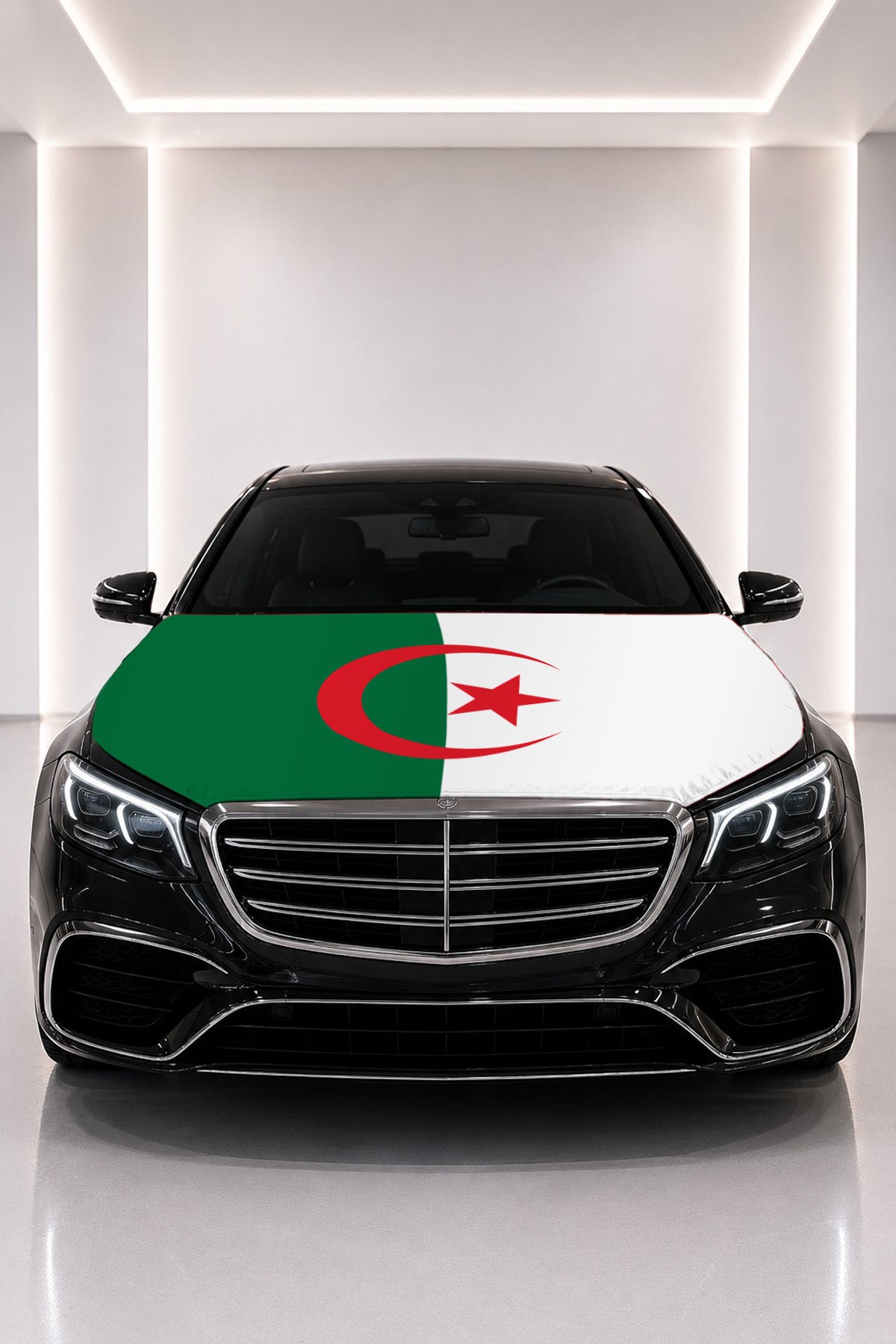 Couvre-capot drapeau de l'Algérie posé sur le capot d’une voiture noire