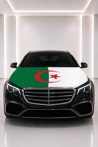 Couvre-capot drapeau de l'Algérie posé sur le capot d’une voiture noire