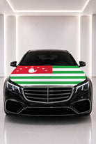 Couvre-capot drapeau de l'Abkhazie posé sur le capot d’une voiture noire