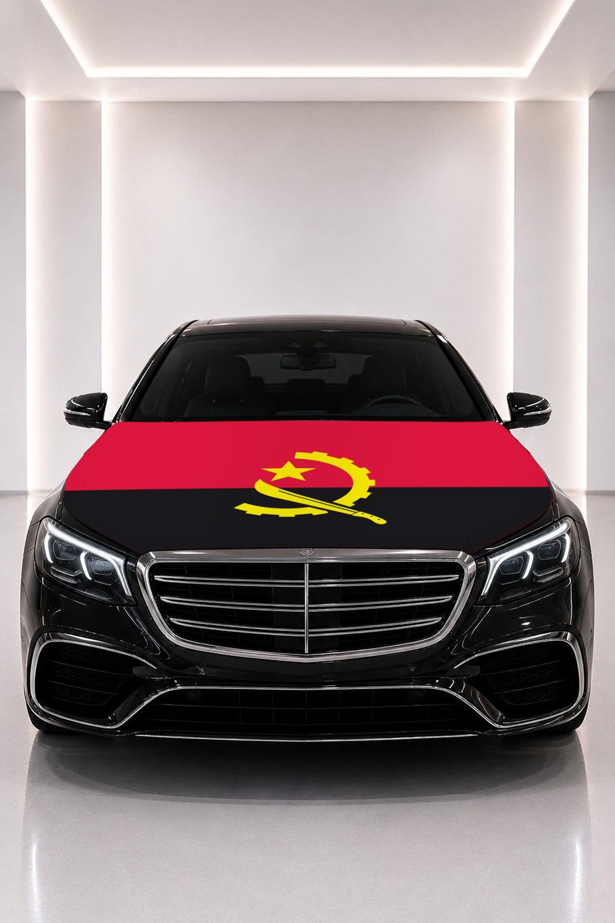 Couvre-capot drapeau de l'Angola posé sur le capot d’une voiture noire