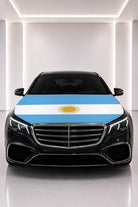 Couvre-capot drapeau de l'Argentine posé sur le capot d’une voiture noire