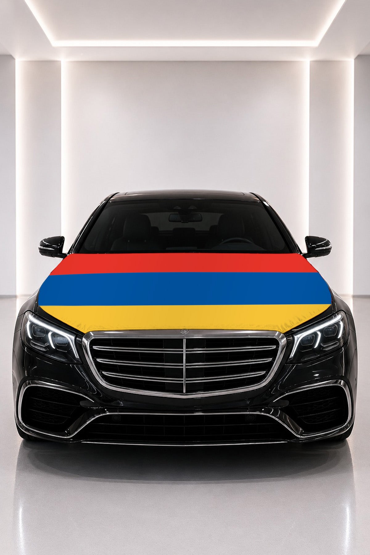 Couvre-capot drapeau de l'Arménie posé sur le capot d’une voiture noire