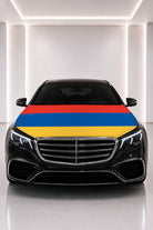 Couvre-capot drapeau de l'Arménie posé sur le capot d’une voiture noire