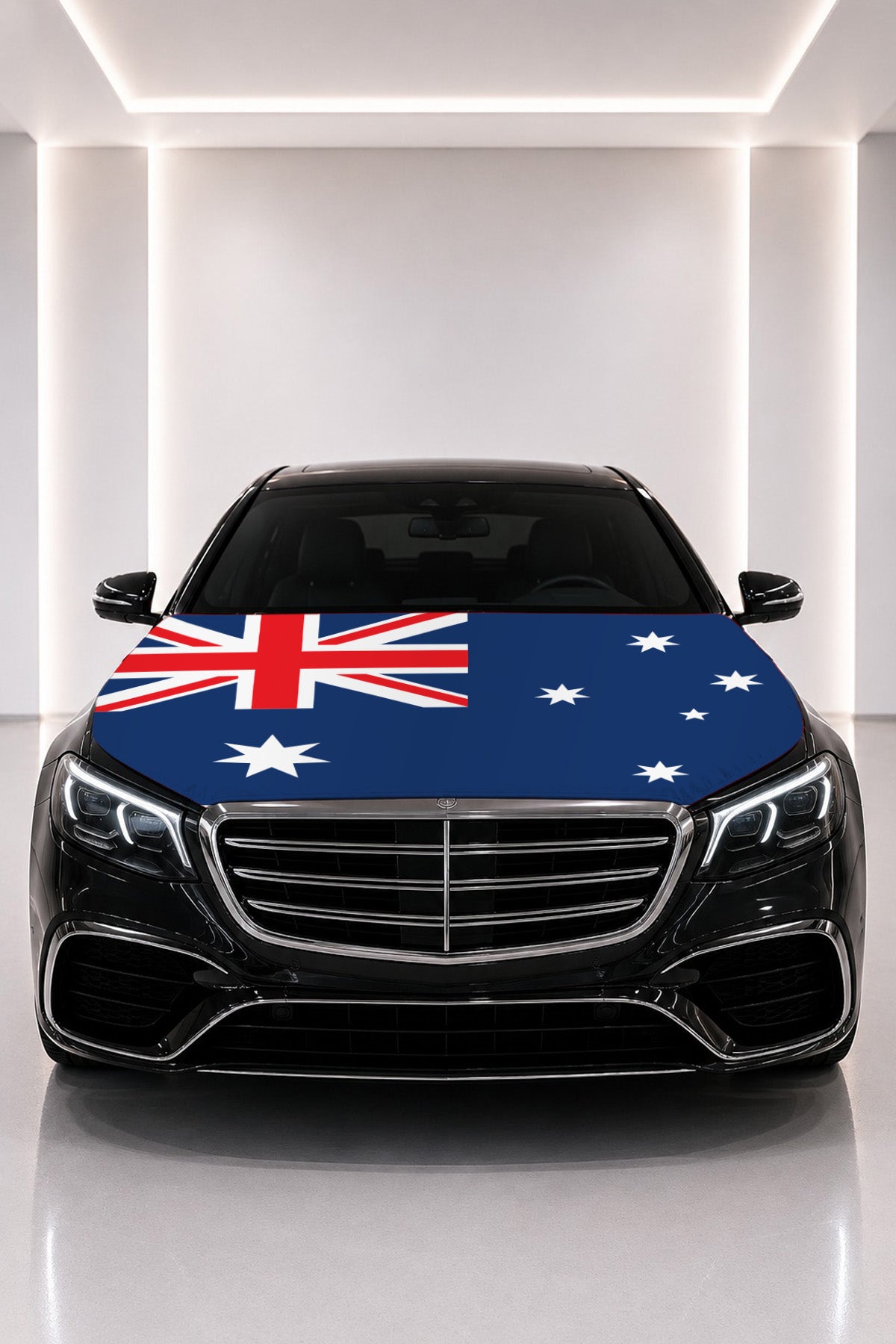 Couvre-capot drapeau de l'Australie posé sur le capot d’une voiture noire