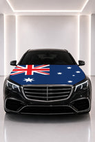 Couvre-capot drapeau de l'Australie posé sur le capot d’une voiture noire