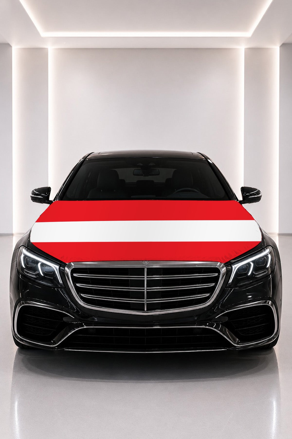 Couvre-capot drapeau de l'Autriche posé sur le capot d’une voiture noire