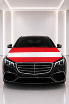 Couvre-capot drapeau de l'Autriche posé sur le capot d’une voiture noire