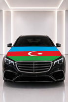 Couvre-capot drapeau de l'Azerbaïdjan posé sur le capot d’une voiture noire