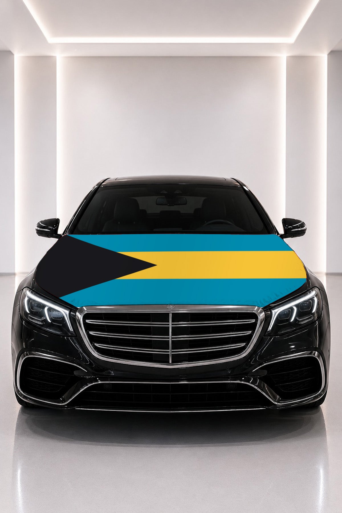 Couvre-capot drapeau des Bahamas posé sur le capot d’une voiture noire