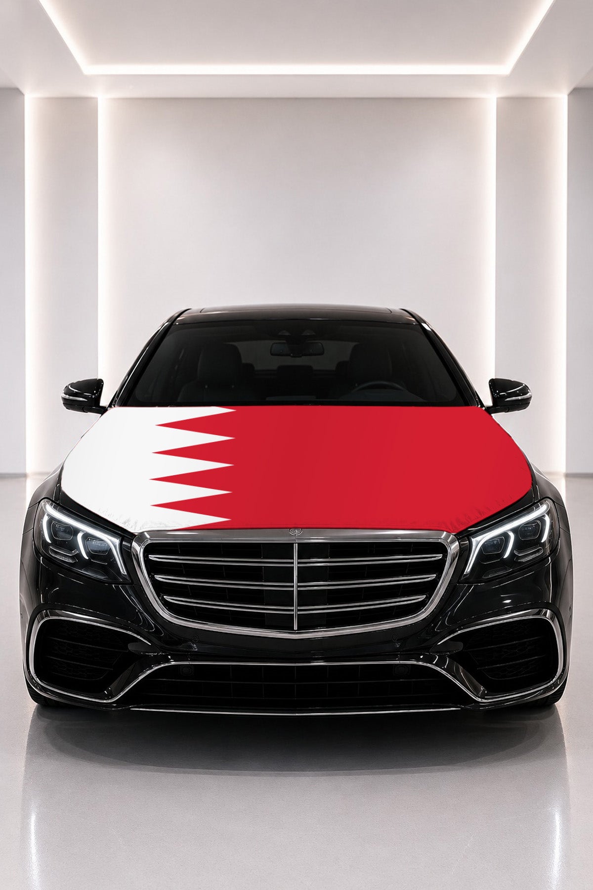Couvre-capot drapeau de Bahreïn posé sur le capot d’une voiture noire