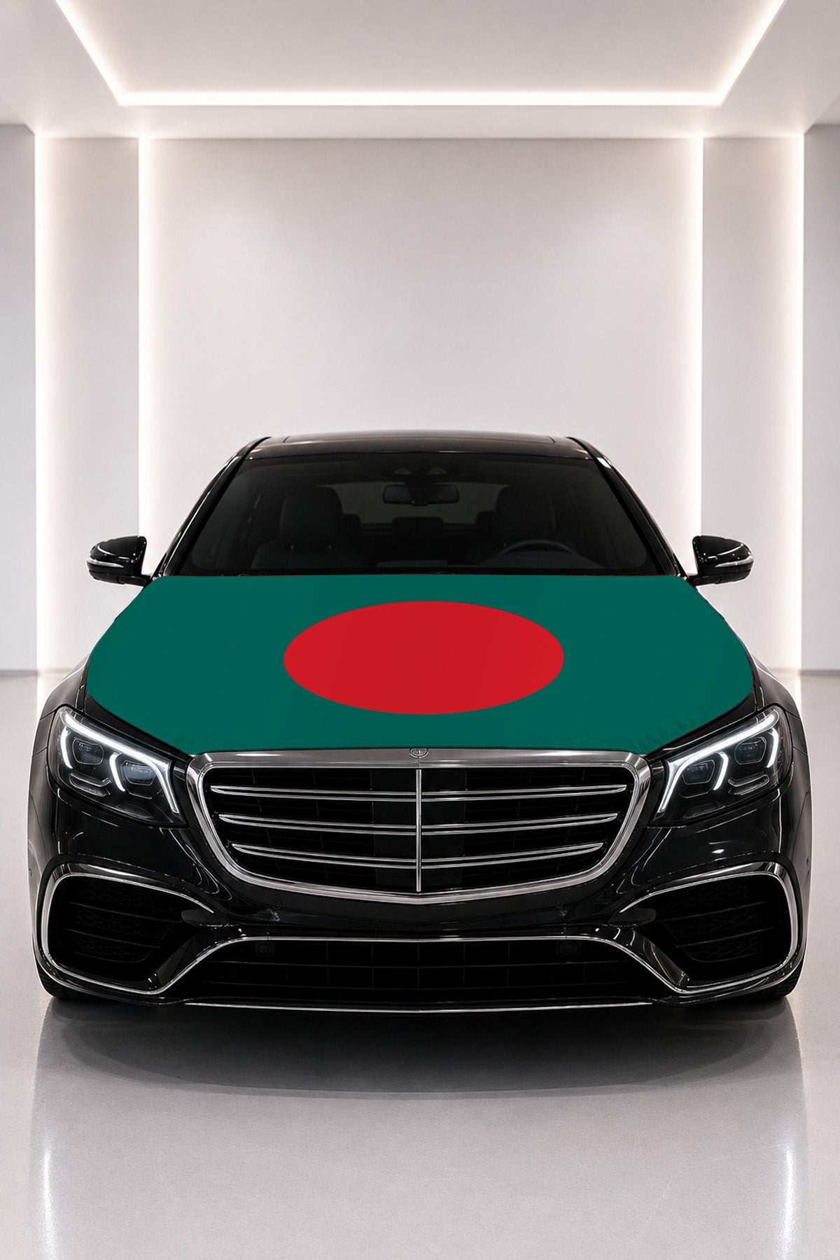 Couvre-capot drapeau du Bangladesh posé sur le capot d’une voiture noire