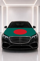 Couvre-capot drapeau du Bangladesh posé sur le capot d’une voiture noire