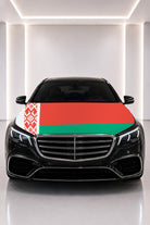 Couvre-capot drapeau de la Biélorussie posé sur le capot d’une voiture noire