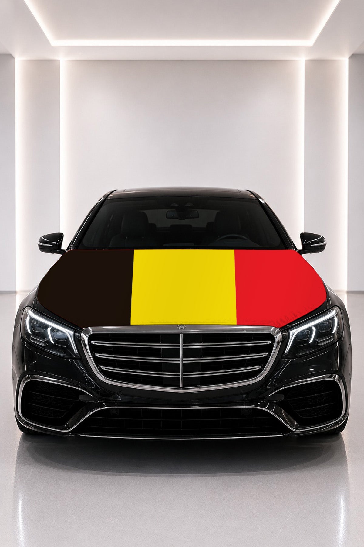 Couvre-capot drapeau de la Belgique posé sur le capot d’une voiture noire