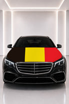 Couvre-capot drapeau de la Belgique posé sur le capot d’une voiture noire