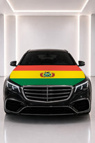 Couvre-capot drapeau de la Bolivie posé sur le capot d’une voiture noire