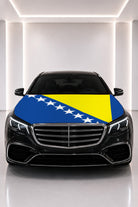 Couvre-capot drapeau de Bosnie-Herzégovine posé sur le capot d’une voiture noire