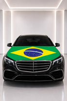 Couvre-capot drapeau du Brésil posé sur le capot d’une voiture noire