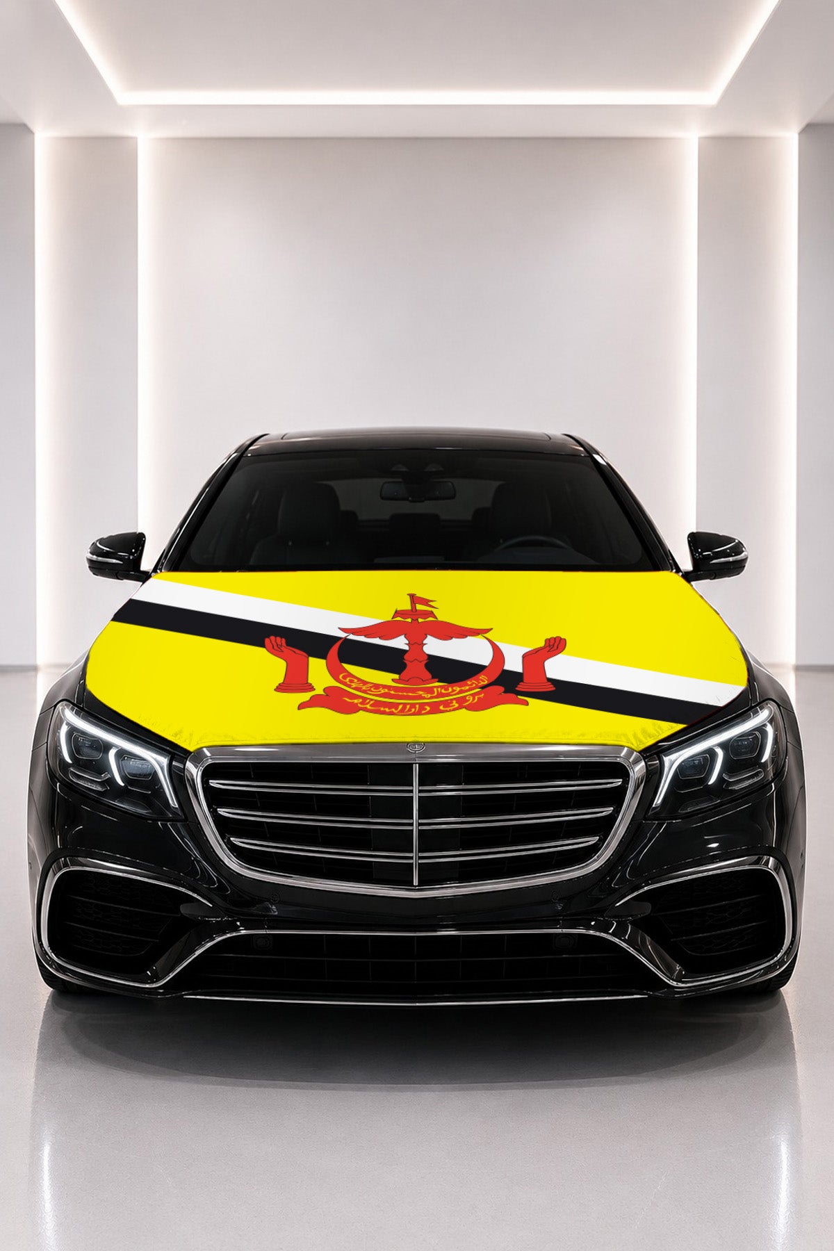 Couvre-capot drapeau du Brunei posé sur le capot d’une voiture noire
