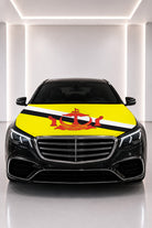 Couvre-capot drapeau du Brunei posé sur le capot d’une voiture noire