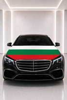 Couvre-capot drapeau de la Bulgarie posé sur le capot d’une voiture noire