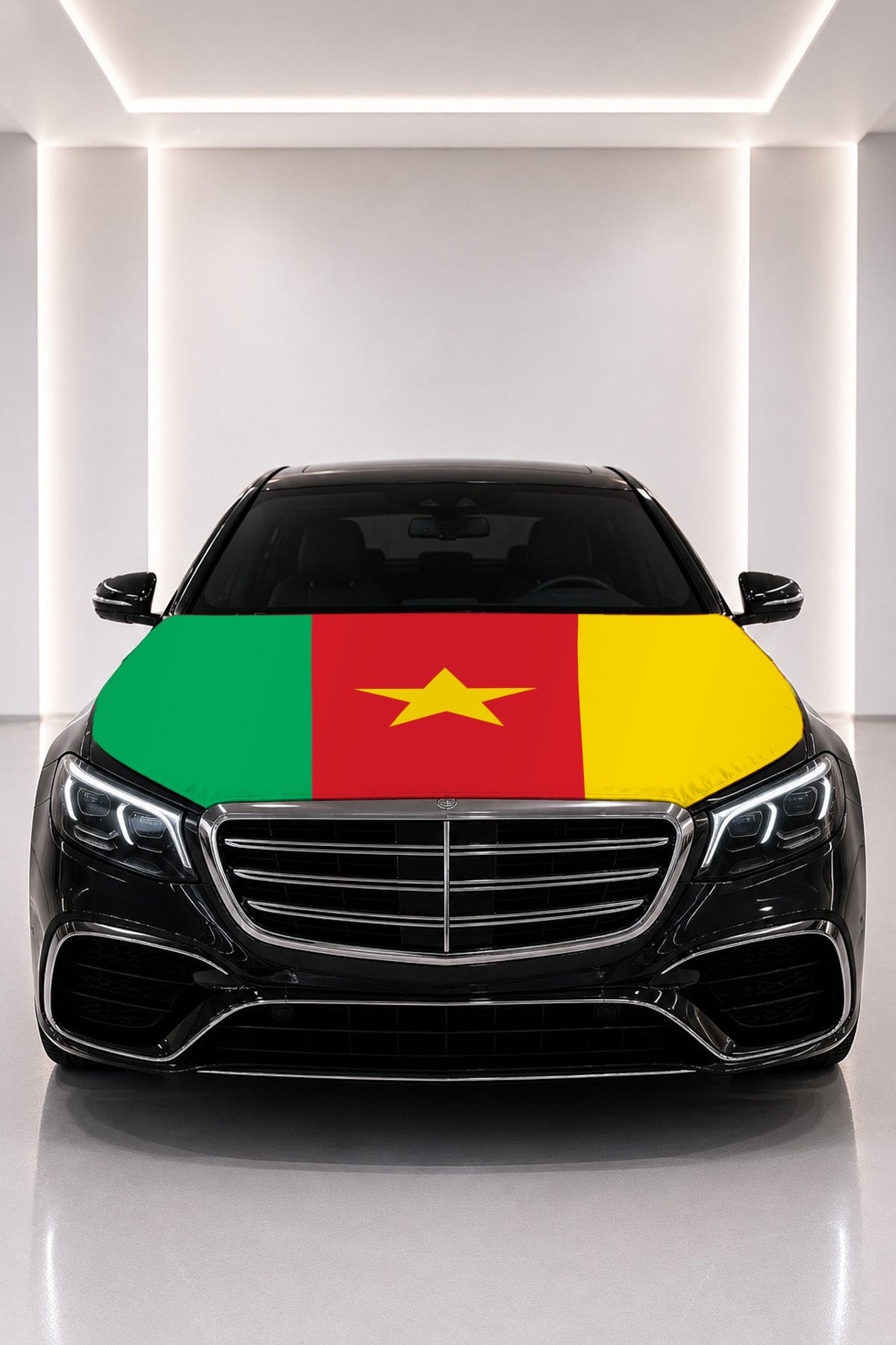 Couvre-capot drapeau du Cameroun posé sur le capot d’une voiture noire