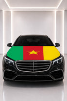 Couvre-capot drapeau du Cameroun posé sur le capot d’une voiture noire