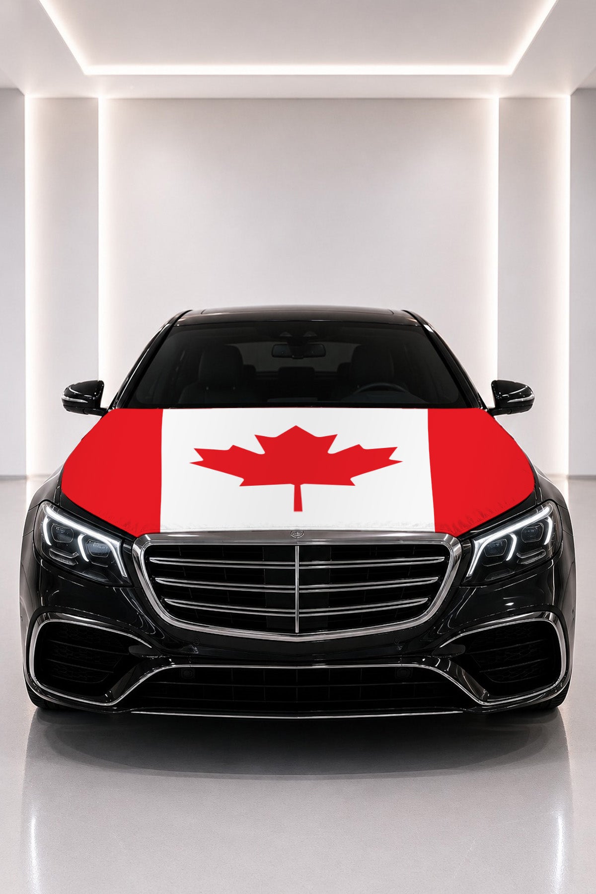 Couvre-capot drapeau du Canada posé sur le capot d’une voiture noire