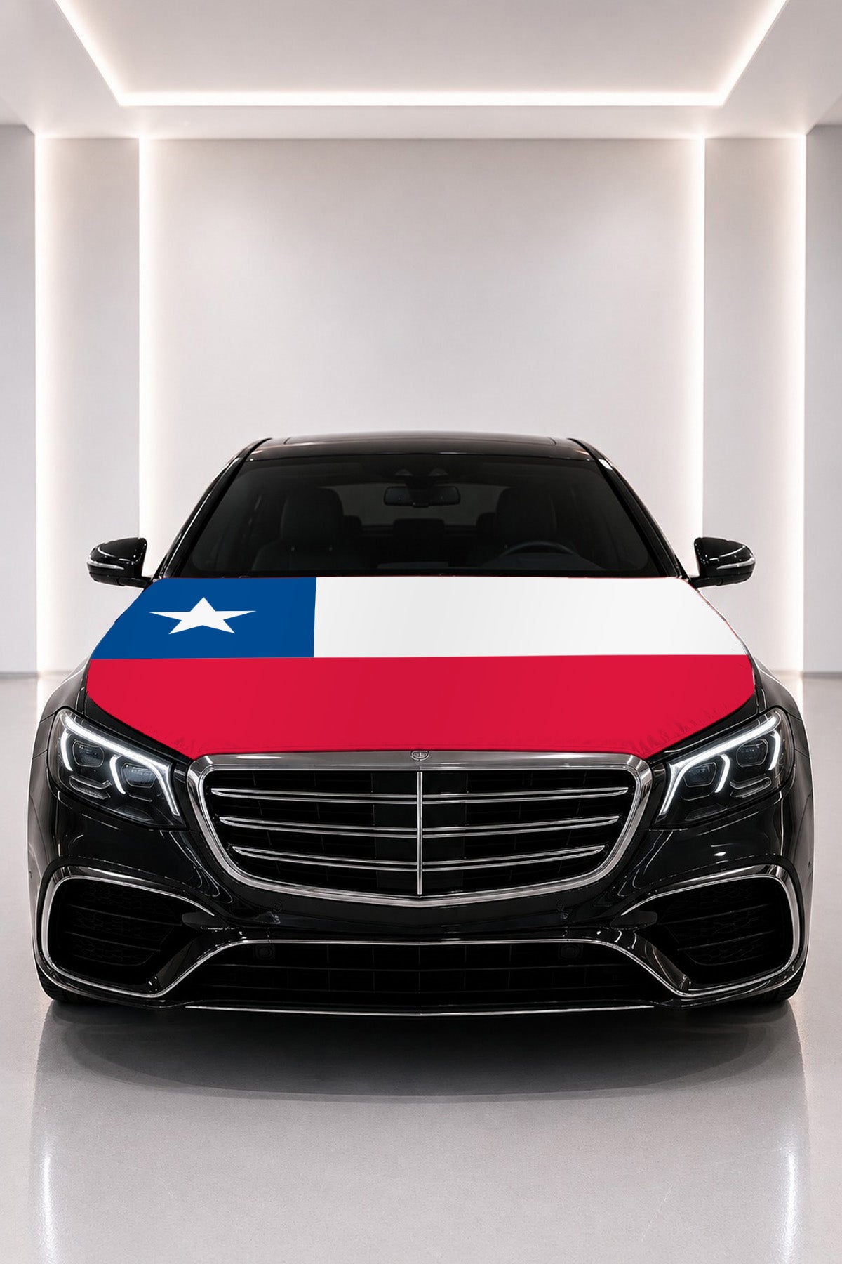 Couvre-capot drapeau du Chili posé sur le capot d’une voiture noire