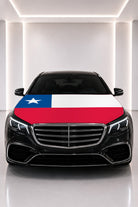 Couvre-capot drapeau du Chili posé sur le capot d’une voiture noire