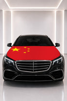 Couvre-capot drapeau de la Chine posé sur le capot d’une voiture noire