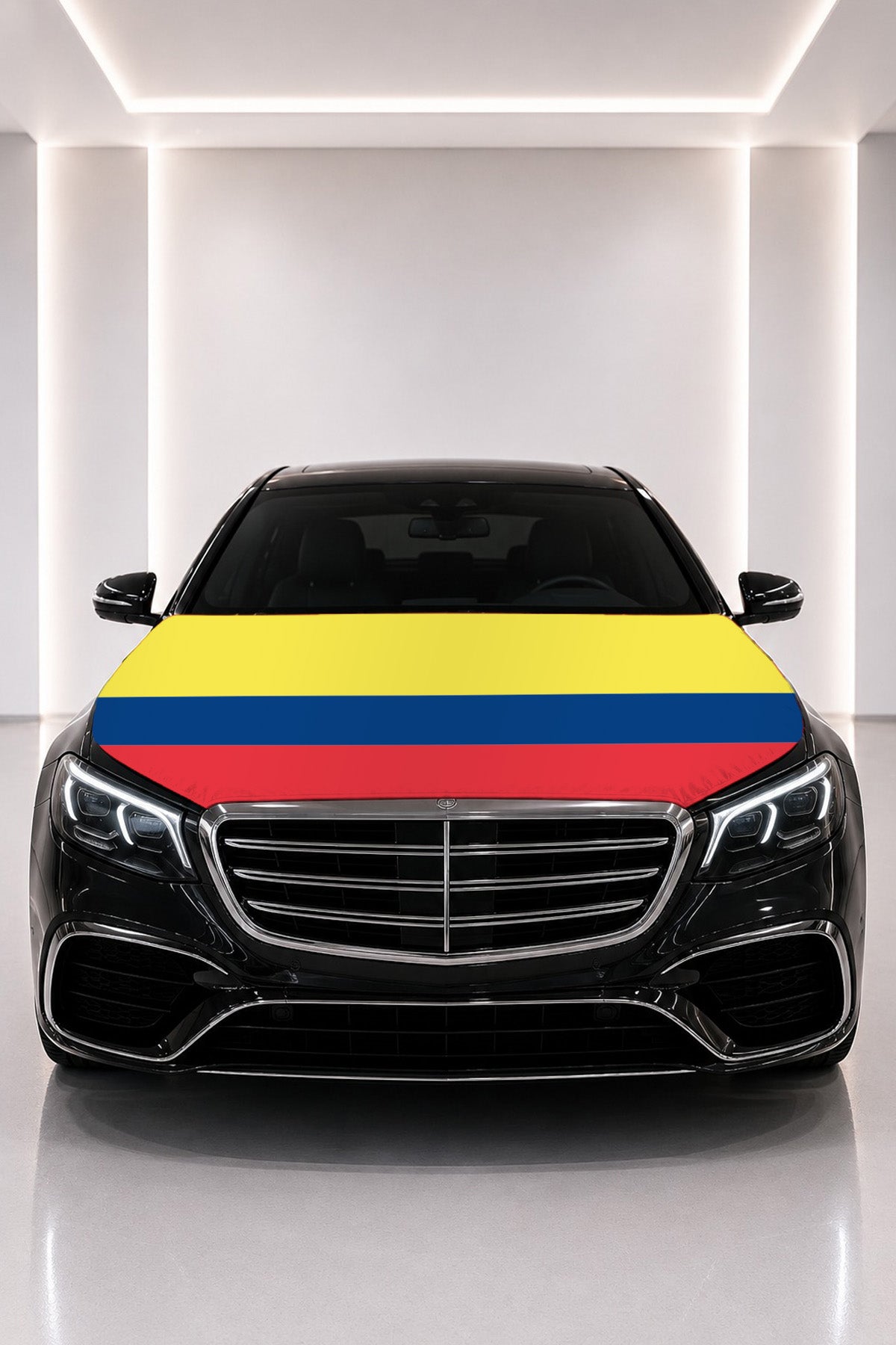 Couvre-capot drapeau de la Colombie posé sur le capot d’une voiture noire