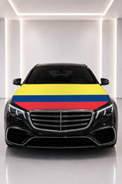 Couvre-capot drapeau de la Colombie posé sur le capot d’une voiture noire