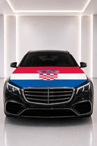 Couvre-capot drapeau de la Croatie posé sur le capot d’une voiture noire
