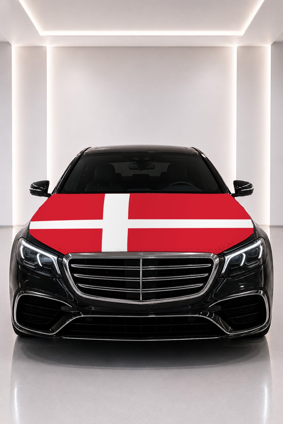 Couvre-capot drapeau du Danemark posé sur le capot d’une voiture noire