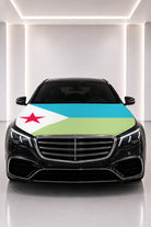 Couvre-capot drapeau de Djibouti posé sur le capot d’une voiture noire