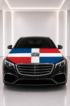 Couvre-capot drapeau de la République dominicaine posé sur le capot d’une voiture noire
