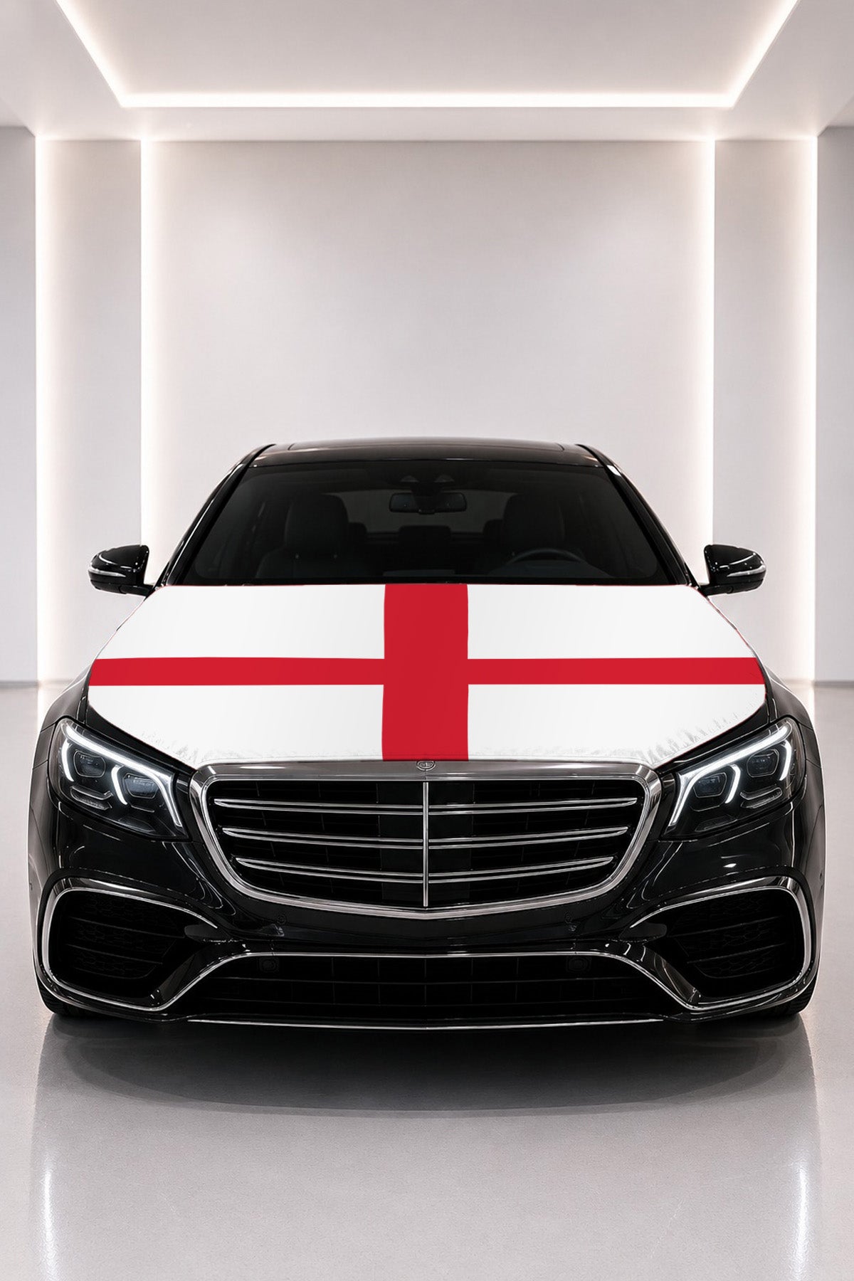 Couvre-capot drapeau d'Angleterre posé sur le capot d’une voiture noire