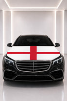 Couvre-capot drapeau d'Angleterre posé sur le capot d’une voiture noire
