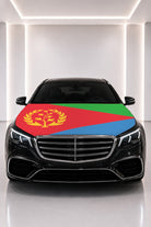 Couvre-capot drapeau de l'Érythrée posé sur le capot d’une voiture noire